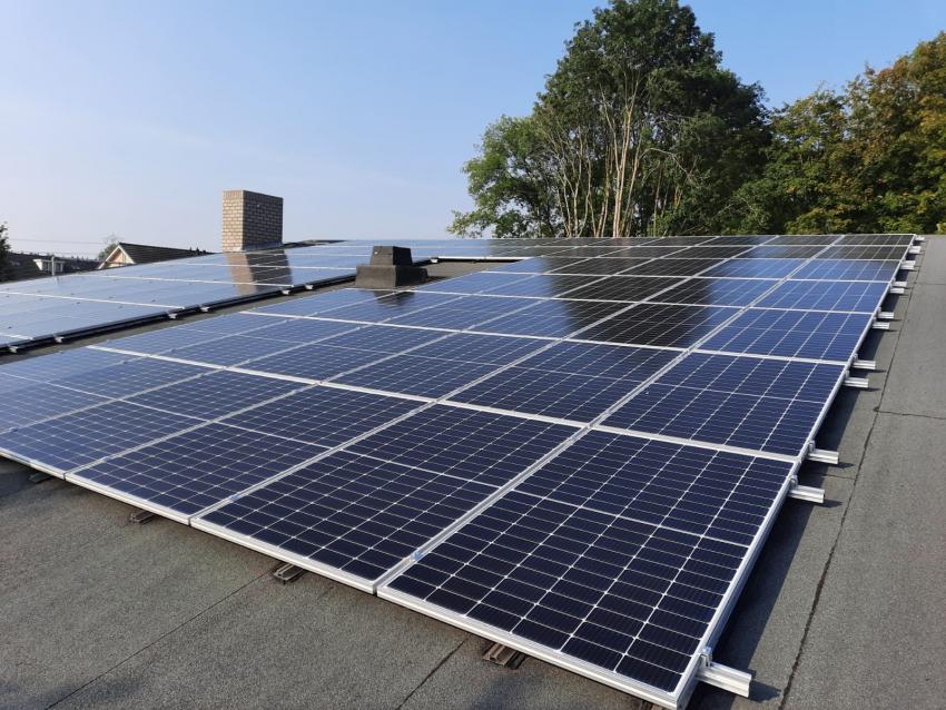 Zonnepanelen op het dak van 't Trefpunt