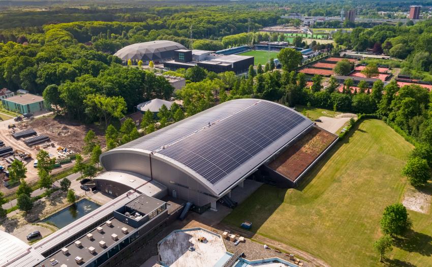 Zonnepanelen op het dak van het Pieter van den Hoogenband Zwemstadion