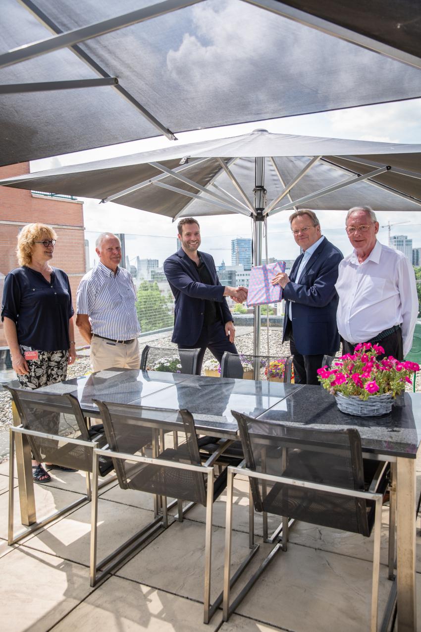 Van links naar rechts: Heidi van der Vloet (projectleider gemeente Eindhoven), Jos  Dirks (penningmeester), Rik Thijs (wethouder gemeente Eindhoven), Frank van Raamsdonk (voorzitter) en Pieter van Binsbergen(Secretaris VvE Overspore) 