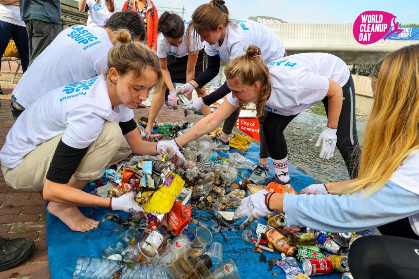 Mensen van de Plastic Soup Foundation ruimen zwerfafval op