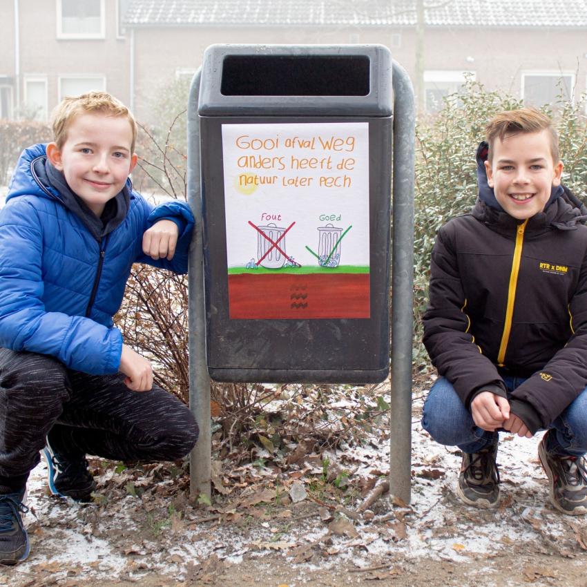 Siem en Sven uit groep 8 van De Klapwiek wonnen de Adopteer-een-Straat-award met hun poster.