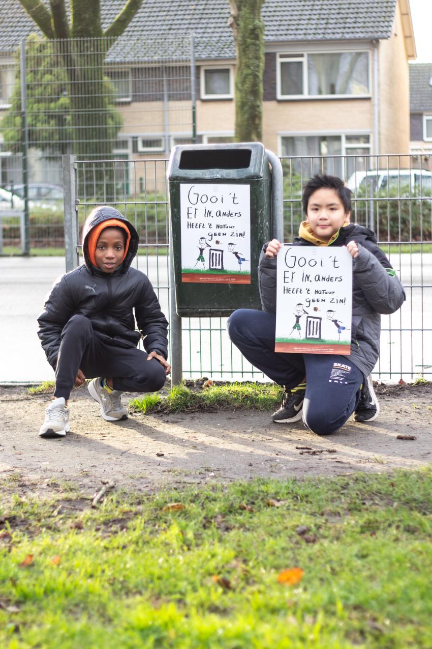 De trotse winnaars met hun poster