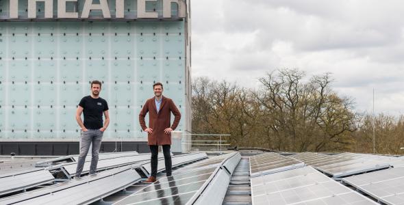 Zonnepanelen op het dak van het Parktheater