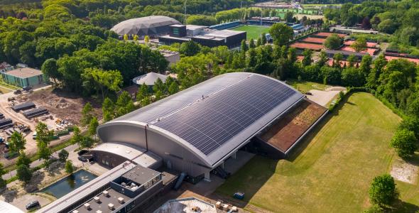 Zonnepanelen op het dak van het Pieter van den Hoogenband Zwemstadion